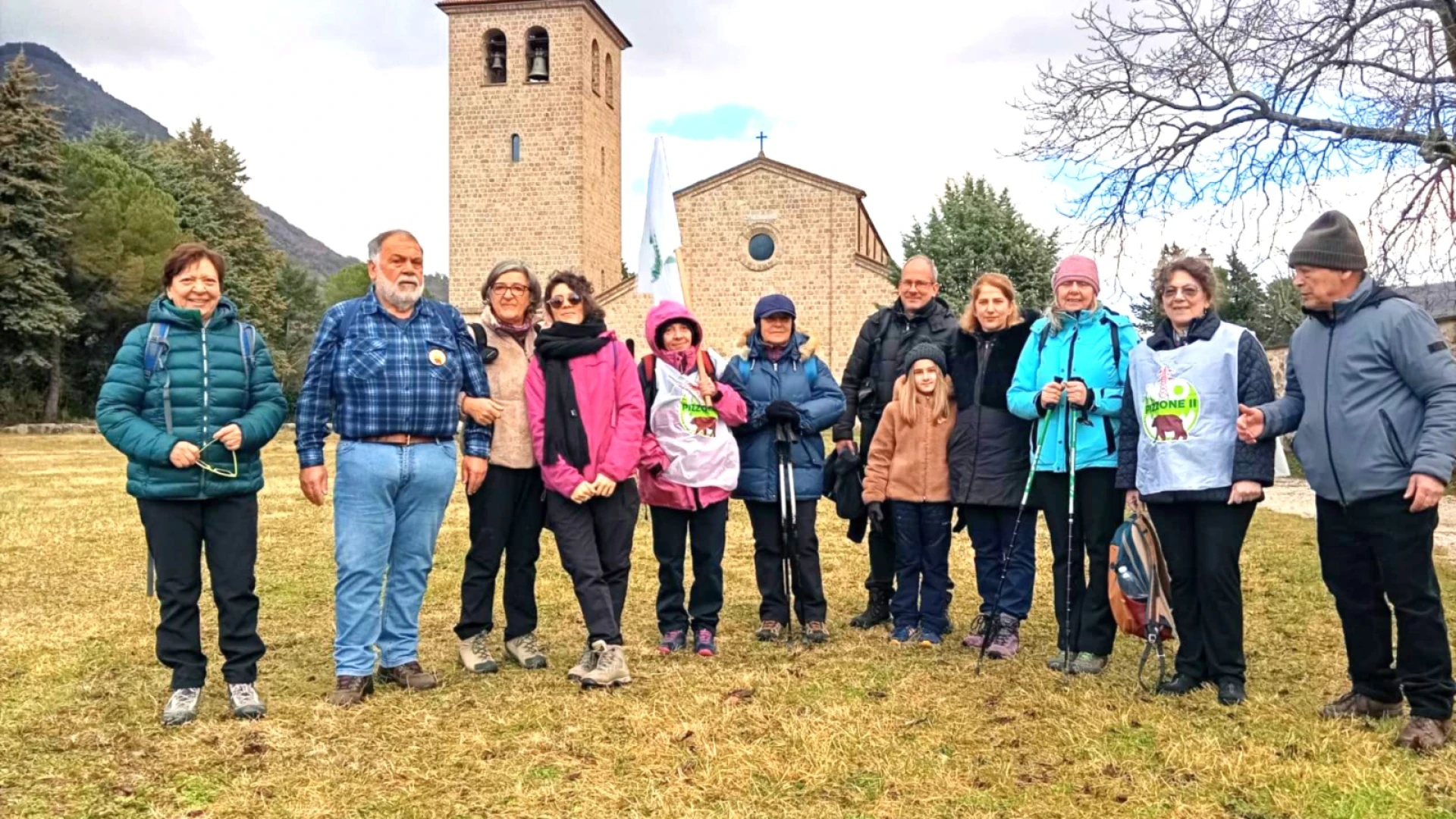 Due Parchi, cento camminatori e un appello: fermare la centrale Pizzone II per salvare l’orso marsicano